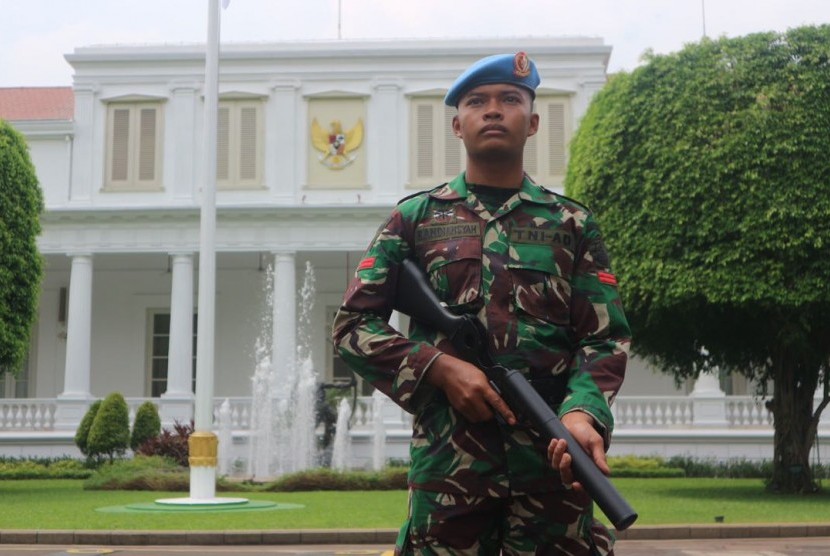 Paspampres berjaga di depan Istana Negara di Jakarta.
