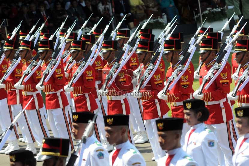   Paspampres mengiringi Pasukan Pengibar Bendera Pusaka (Paskibraka) saat upacara peringatan Kemerdekaan RI ke-68 di Istana Merdeka, Jakarta, Sabtu (17/8). (Republika/Aditya Pradana Putra)