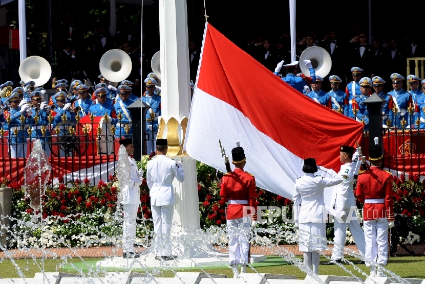 Pasribakan menaikkan bendera Merah Putih pada peringatan Detik-detik Proklamasi di Istana Merdeka, Jakarta, Rabu (17/8)