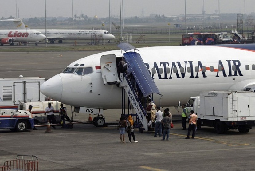 Passengers queue to board to a Batavia Air aircraft on the tarmac of the Soekarno Hatta airport in Jakarta on July. (file photo)