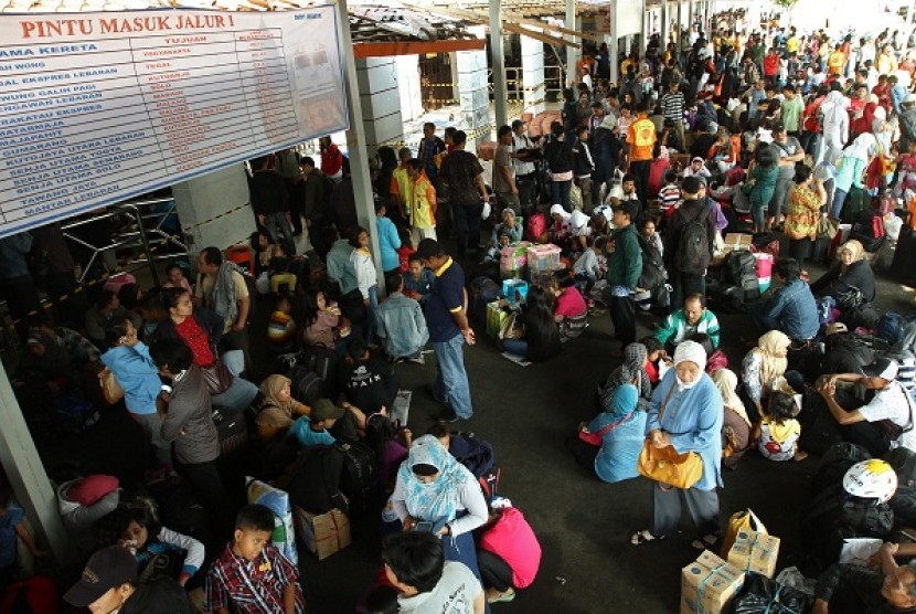 Passengers wait in train station in Senen, Jakarta, during homebound season on Friday, August 2, 2013.