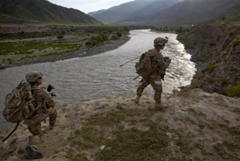 Pasukan Amerika Serikat melakukan patroli di Sungai Kunar, Provinsi Kunar, Afghanistan, yang sering dijadikan jalur untuk menyelundupkan senjata. (ilustrasi)