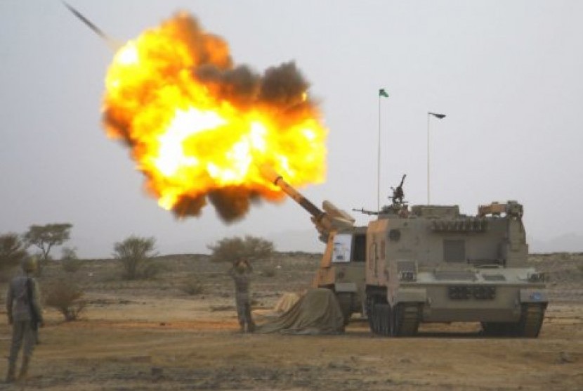 Pasukan artileri Arab Saudi menyerang markas militan Houthi yang menguasai Yaman.