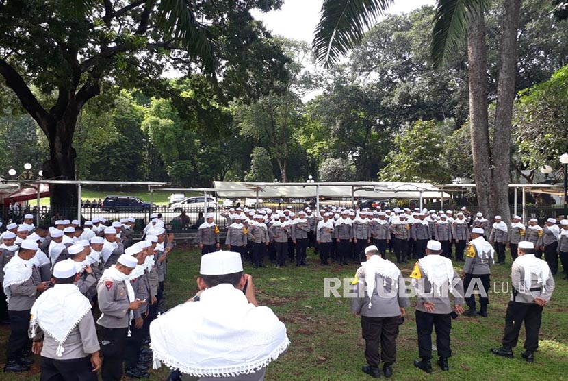 Pasukan Asmaul Husna persiapan pengamanan aksi demonstrasi menolak Perppu Ormas di Komplek Parlemen Senayan, Selasa (24/10).
