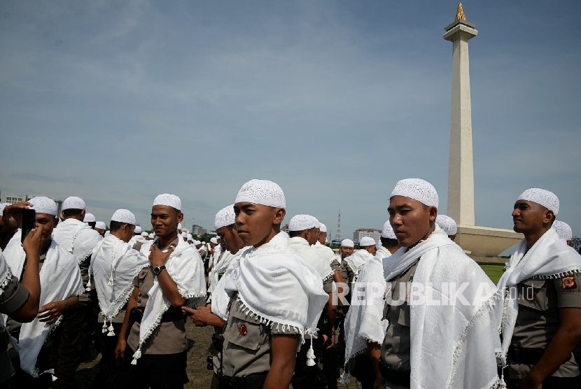 Pasukan Asmaul Husna Polri saat mengikuti apel kesiapsiagaan pengamanan tahap kampanye dalam rangka pilkada serentak 2017 di Lapangan Silang Monas, Jakarta, Rabu (2/11). 