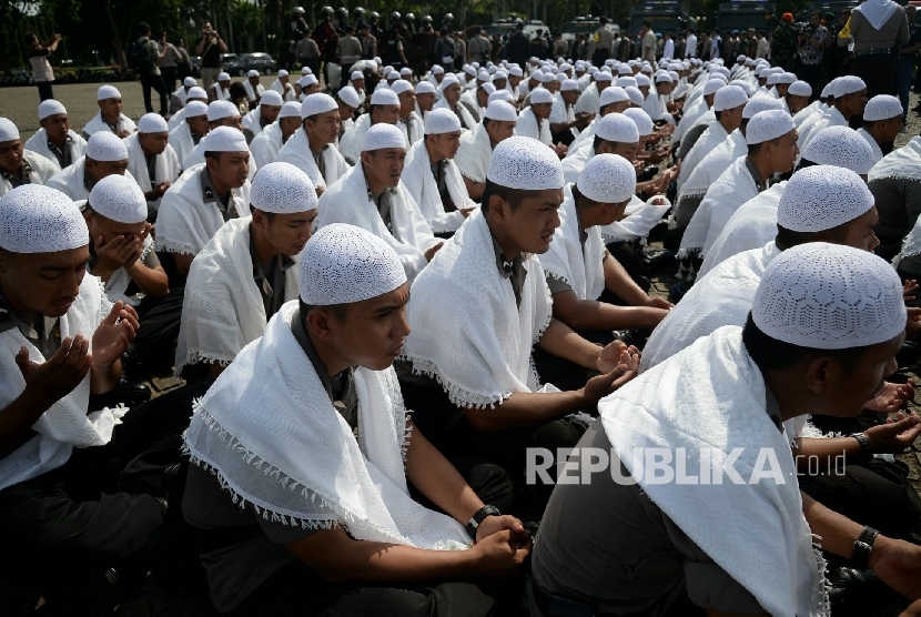 Pasukan Asmaul Husna Polri saat mengikuti apel kesiapsiagaan pengamanan tahap kampanye dalam rangka pilkada serentak 2017 di Lapangan Silang Monas, Jakarta, Rabu (2/11). 