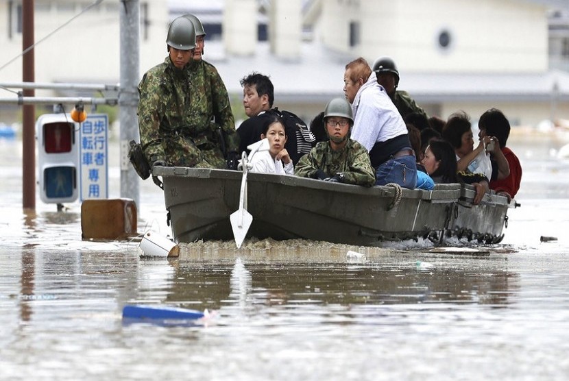 Pasukan bela diri Jepang mengevakuasi penduduk di Wilayah yang diterjang banjir di Kurashiki, Perfektur Okayama, Jepang bagian Barat, Sabtu (7/7)