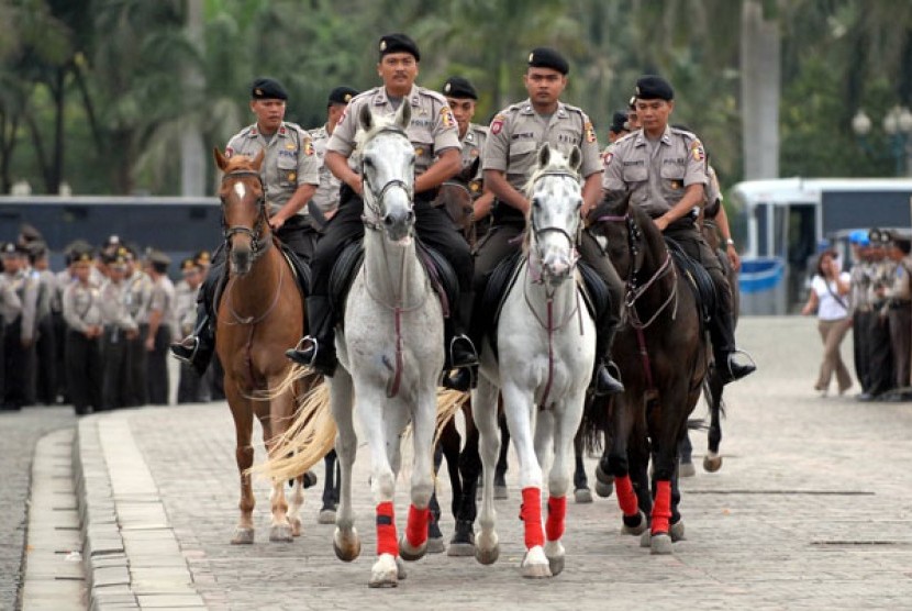 Pasukan berkuda dari kesatuan Brimob memasuki lapangan upacara pada acara gelar pasukan dalam rangka Operasi Lilin untuk pengamanan Natal 2006, Idul Adha 1427 H dan Tahun Baru 2007 di Jakarta, Kamis (21/12). Gelar pasukan tersebut diikuti 18 ribu personel 