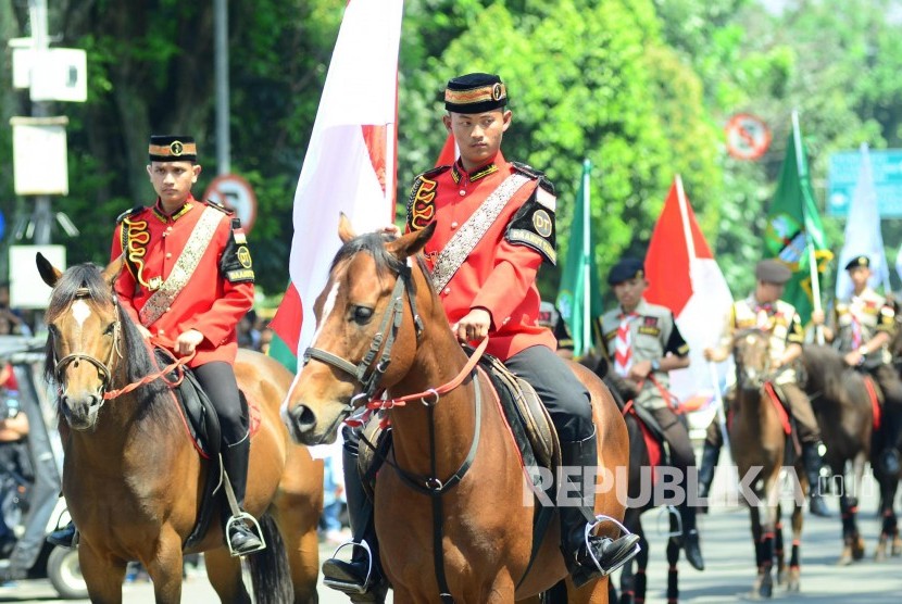 Pasukan berkuda para santri Pesantren Daarut Tauhid dan Pramuka membuka pawai motor usaia upacara peringatan HUT ke-71 Kemerdekaan RI, di Lapangan Gasibu, Kota Bandung, Rabu (17/8). (Republika/Edi Yusuf)