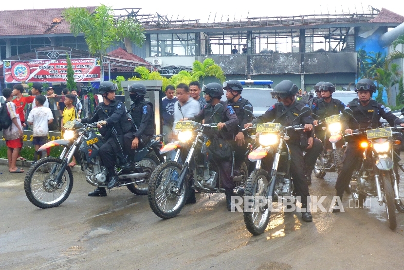 Pasukan bermotor Brimob Polda Jabar mengamankan proses evakuasi 150 narapidana Lapas Banceuy Bandung, Selasa (26/4).