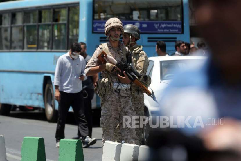 Pasukan Bersenjata Iran mengamankan  Parlemen Iran yang diserang kelompok bersenjata di Teheran, Iran, Rabu (7/6)
