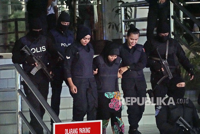 Pasukan bersenjata Polis Diraja Malaysia (PDRM) atau Special Task Force On Organised Crime (STAFOC) mengawal ketat terdakwa pembunuhan kakak tiri pemimpin Korea Utara Kim Jong Nam, Siti Aisyah (tengah) usai menjalani sidang di Mahkamah Tinggi Shah Alam, Kualalumpur, Malaysia, Selasa (23/1).
