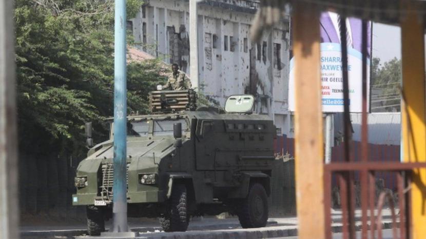 Pasukan bersenjata Somalia. Pasukan Somalia membutuhkan waktu lebih dari 30 jam untuk menahan para militan yang menyerbu Hotel Hayat