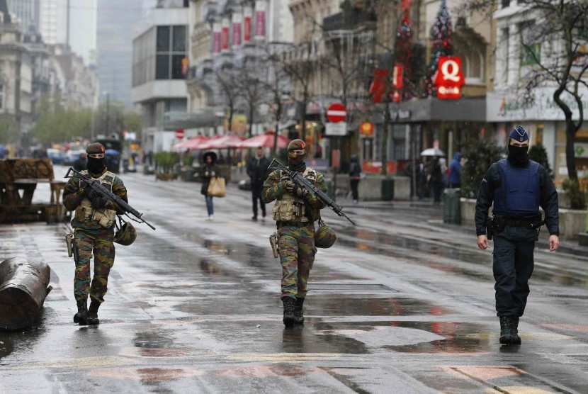 Pasukan bersenjata waspada di pusat Kota Brussel, Belgia, Sabtu (21/11). Belgia mewaspadai kemungkinan teror Paris terjadi pula di kota ini.