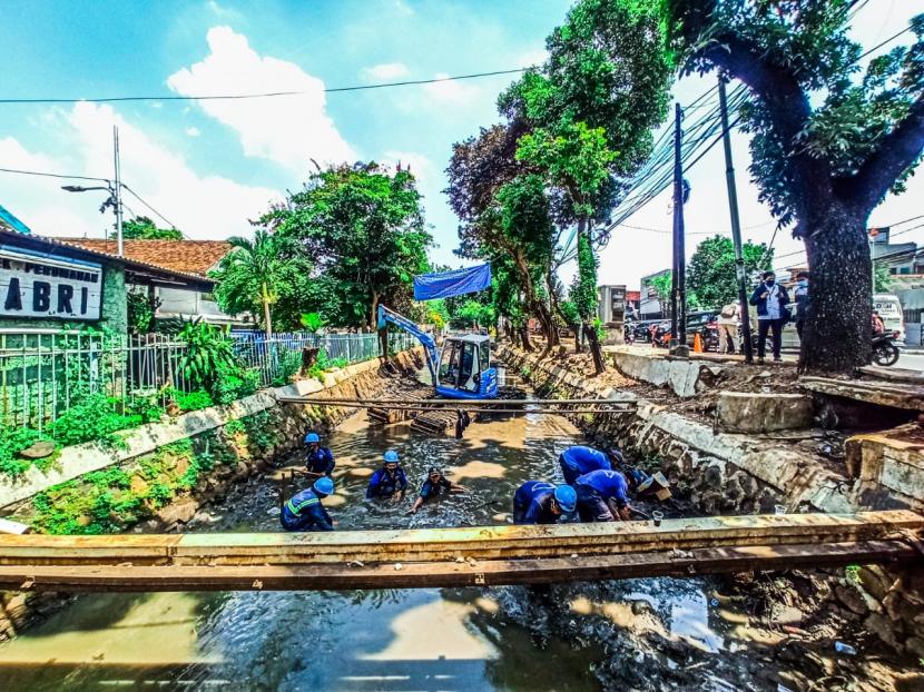 Pasukan Biru Sudin SDA Jakarta Selatan sedang membersihkan aliran sungai yang mampet (ilustrasi).