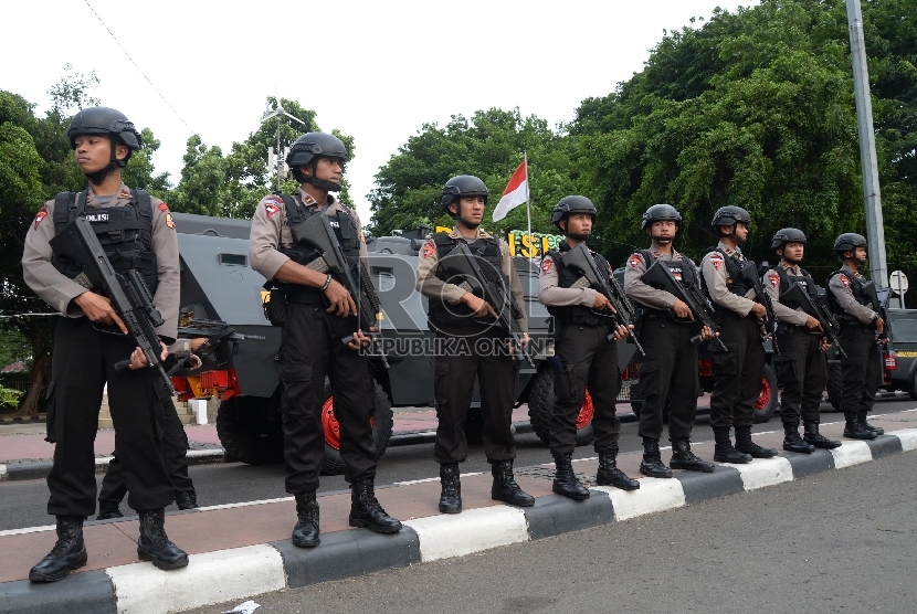 Pasukan Brimob  dengan sejumlah kendaraan taktis Baracuda mengamankan kawasan Bundaran HI, Jakarta, Kamis (24/12).  (Republika/Yasin Habibi)