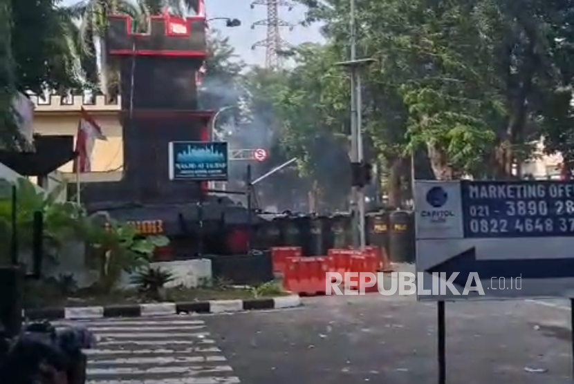 Pasukan Brimob keluar dari Mako Brimob Kwitang untuk menghalau massa, Jumat (30/8/2025).