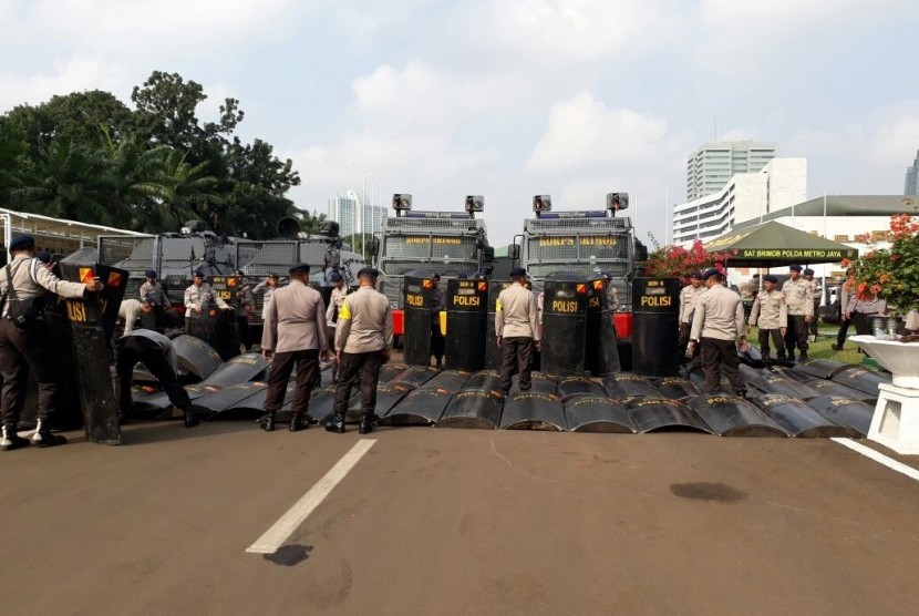 Pasukan dari Brimob Polda Metro Jaya mengamankan Aksi 299 yang akan mendatangi Gedung DPR/MPR 