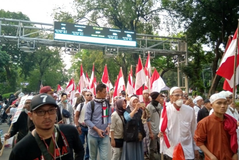 Pasukan dengan Bendera Merah Putih bergerak membubarkan diri. Mereka meninggalkan Jalan Merdeka Barat sekitar pukul 17.00 WIB, Kamis (27/6).