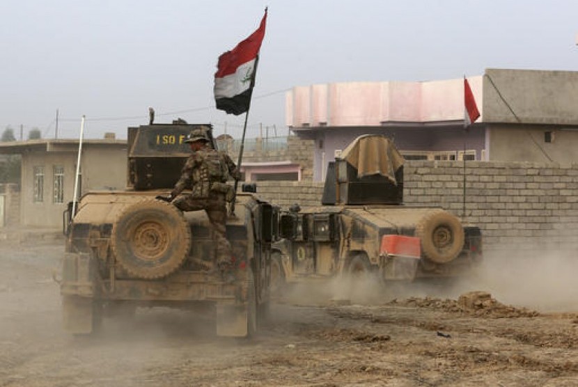 Pasukan elit kontraterorisme memasuki posisi ISIS di Desa Tob Zawa, sekitar sembilan kilometer dari Mosul, Irak, 25 Oktober 2016.