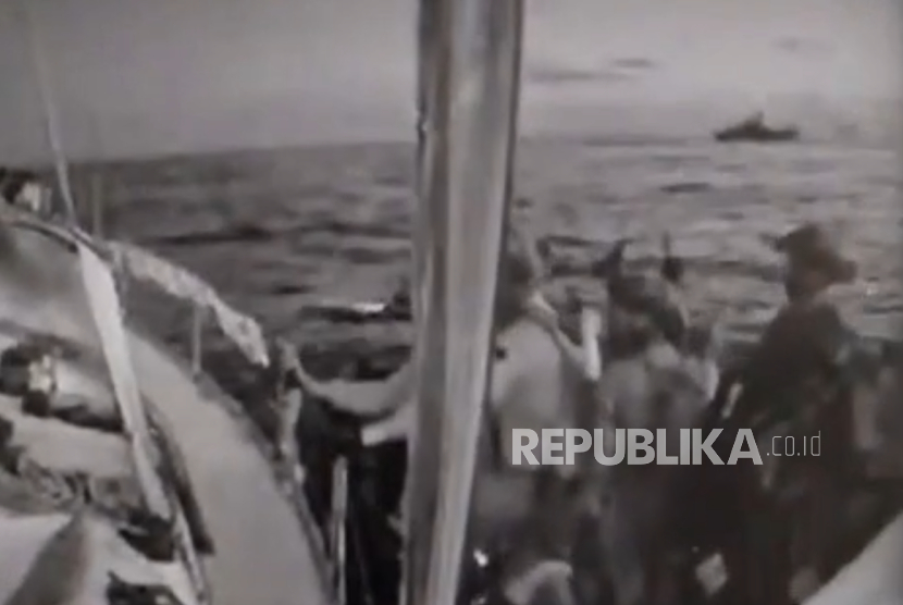 Pasukan elite Israel mencoba menaiki salah satu kapal peserta Global Sumud Flotilla di perairan Palestina, Kamis (2/10/2025).
