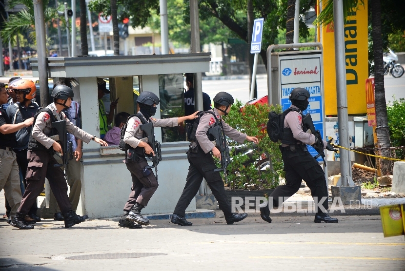 Pasukan gabungan antiteror bergerak menuju Gedung Skyline dan Djakarta Theater menyusul aksi pengeboman dan aksi penembakan oleh kelompok bersenjata di Jl MH Thamrin, Kamis (14/1).