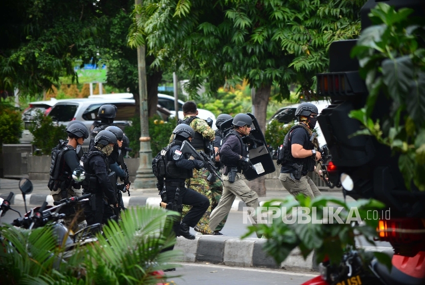 Pasukan gabungan anti teror bergerak menuju Gedung Skyline dan Djakarta Theater menyusul aksi pengeboman dan aksi penembakan oleh kelompok bersenjata di Jl MH Thamrin, Kamis (14/1).