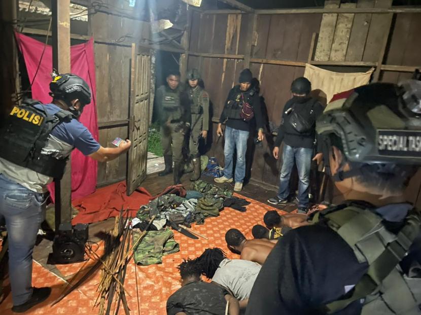 Pasukan Gabungan Operasi Damai Cartenz dan Polres Yahukimo melakukan penggerebekan persembunyian kelompok kriminal bersenjata (KKB) di Kompleks Anggruk, Distrik Dekai, Yahukimo, Papua Pegunungan, Kamis (4/5/2023).