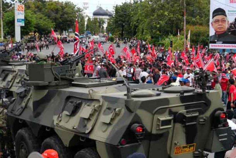  Pasukan gabungan TNI/Polri melakukan pengamanan saat pendukung bendera Aceh berlambang bulan bintang menggelar aksi di pendopo Gubernuran, Banda Aceh, Kamis (4/4). 