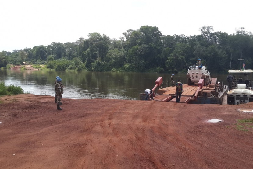 Pasukan Garuda TNI membangun jalan dengan membelah hutan Afrika.