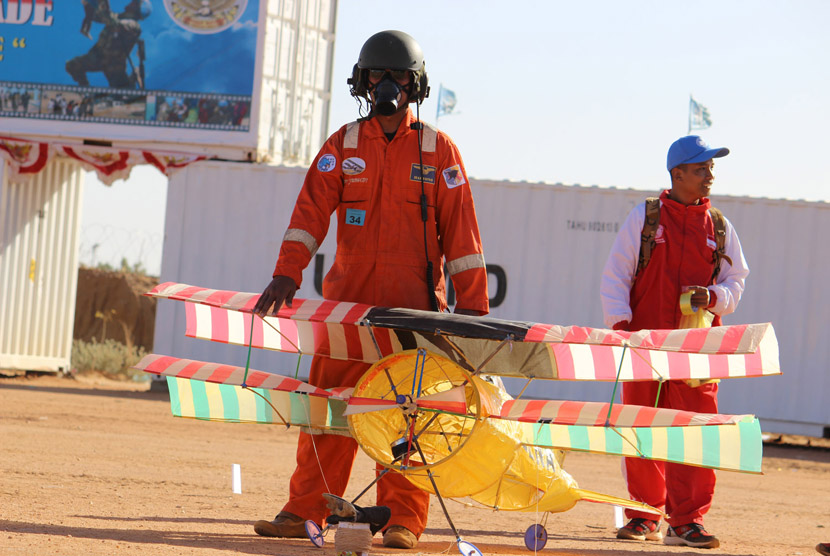 Pasukan Garuda yang tergabung dalam Satgas Batalyon Komposit TNI Konga XXXV-B/Unamid atau Indobatt 02, yang tengah bertugas sebagai Pasukan Penjaga Perdamaian PBB menggelar acara Festival Layang-Layang di Garuda Camp, Darfur, Sudan.