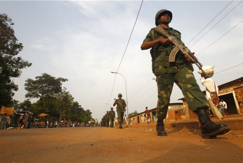 Pasukan internasional asal Kongo sedang berjaga-jaga di jalanan Bangui, Republika Afrika Tengah, yang sedang berkecamuk.