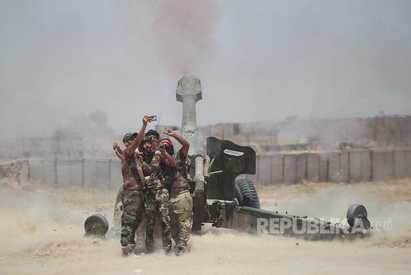 Pasukan Irak berswafoto saat menyerang kedudukan pasukan ISIS di Falujah, Irak.