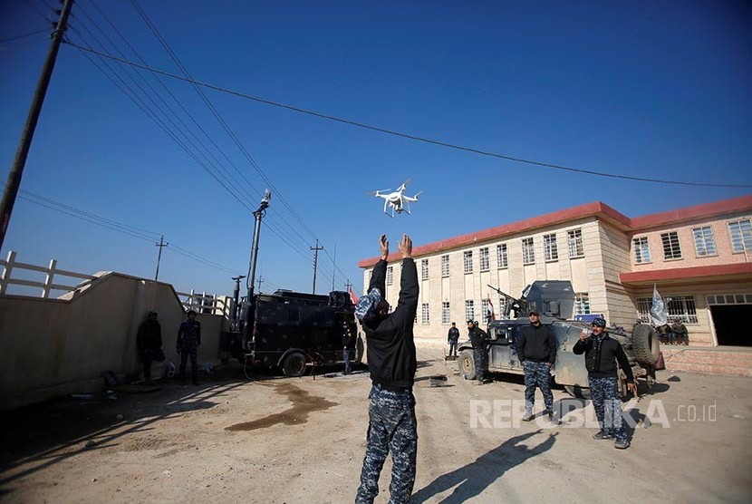 Pasukan Irak menerbangkan drone dalam upaya peperangan melawan pasukan ISIS di Mosul.