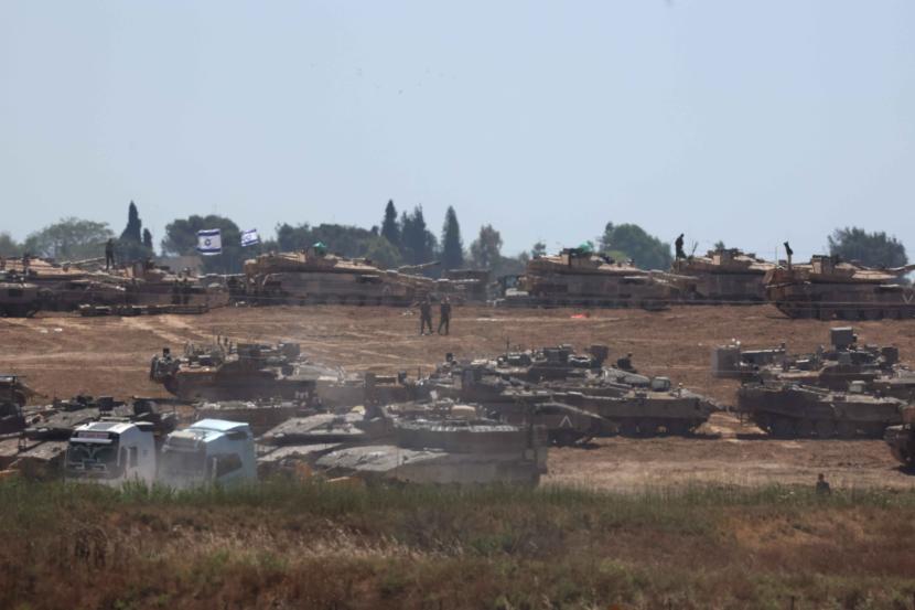 Pasukan Israel berkumpul di lokasi yang dirahasiakan dekat perbatasan dengan Jalur Gaza, di Israel.