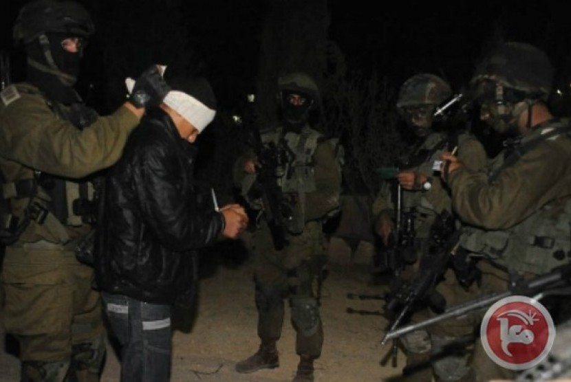 Pasukan Israel menangkap warga Palestina di Tepi Barat.