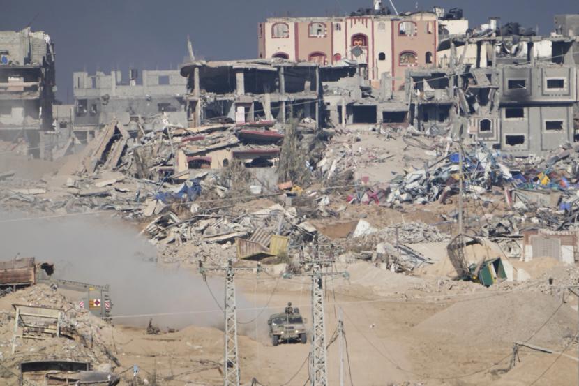 Pasukan Israel mengendarai kendaraan militer di Jalur Gaza.