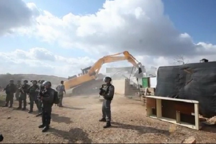 Pasukan Israel sedang menghancurkan rumah dan gedung di Desa Al-Araqib, Palestina.