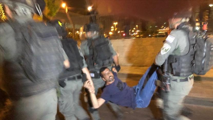 Pasukan Israeli menahan seorang warga Palestina yang sedang berdemonstrasi menentang penyerbuan Masjid al Aqsa di Yerusalem Timur.