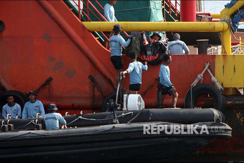 Pasukan katak yang tergabung pada Tim SAR Gabungan memindahkan barang temuan dari lokasi diduga tempat jatuhnya Pesawat Lion Air JT 610 di perairan Laut Jawa.