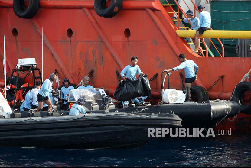 Pasukan katak yang tergabung pada Tim SAR Gabungan memindahkan barang temuan dari lokasi diduga tempat jatuhnya Pesawat Lion Air JT 610 di perairan Laut Jawa.