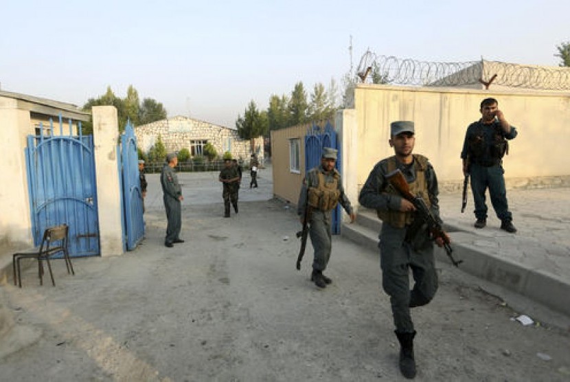 Pasukan keamanan Afghanistan berjaga di kampus Universitas Amerika Afghanistan di Kabul, Kamis, 25 Agustus 2016. Serangan di kampus menewaskan 12 orang.