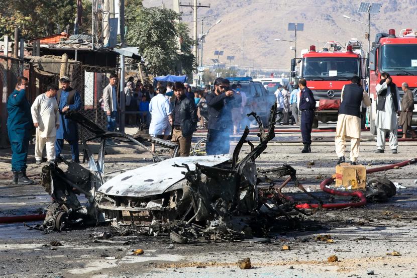 Pasukan keamanan Afghanistan memeriksa lokasi ledakan di Kabul, Afghanistan, 27 Oktober 2020. Sedikitnya tiga orang tewas dan dua belas lainnya luka-luka ketika sebuah bom mobil meledak. Belum ada yang mengklaim bertanggung jawab atas serangan yang terjadi tiga hari setelah seorang pembom bunuh diri menewaskan 24 orang dan melukai 57 lainnya di luar pusat pendidikan di daerah Dasht-i-Barchi di kota itu. 