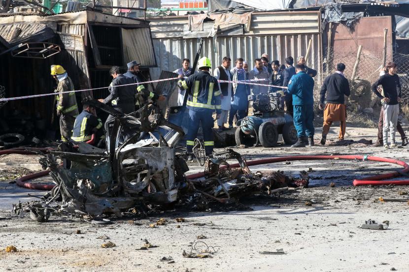 Arab Saudi Kecam Serangan di Universitas Kabul. Foto ilustrasi:  Pasukan keamanan Afghanistan memeriksa lokasi ledakan di Kabul, Afghanistan, 27 Oktober 2020. Sedikitnya tiga orang tewas dan dua belas lainnya luka-luka ketika sebuah bom mobil meledak. Belum ada yang mengklaim bertanggung jawab atas serangan yang terjadi tiga hari setelah seorang pembom bunuh diri menewaskan 24 orang dan melukai 57 lainnya di luar pusat pendidikan di daerah Dasht-i-Barchi di kota itu. EPA-EFE / HEDAYATULLAH AMID