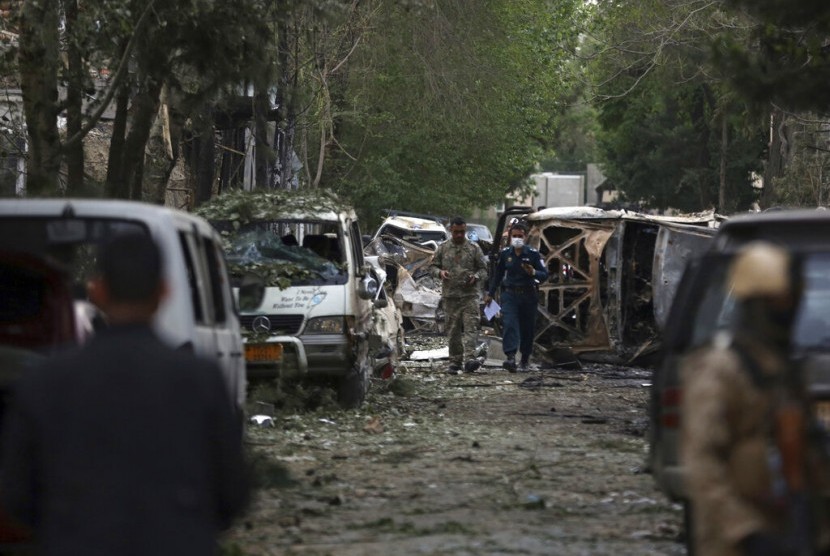 Pasukan keamanan Afghanistan memeriksa lokasi serangan bunuh diri Taliban di kantor lembaga bantuan AS di Kabul, Afghanistan, Rabu (8/5). 