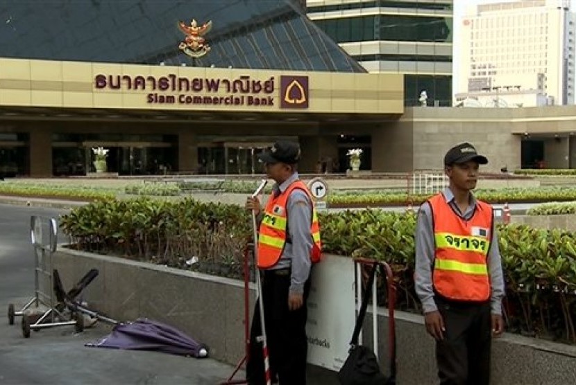 Pasukan keamanan berjaga di depan kantor pusat Siam Commercial Bank menyusul kecelakaan kimia di Bangkok, Thailand, Senin, 14 Maret 2016. Kecelakaan menewaskan delapan orang.