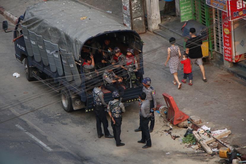 Pasukan keamanan bersiaga di jalan Hledan di kota Kamayut Yangon di Myanmar, Senin, 29 Maret 2021. 