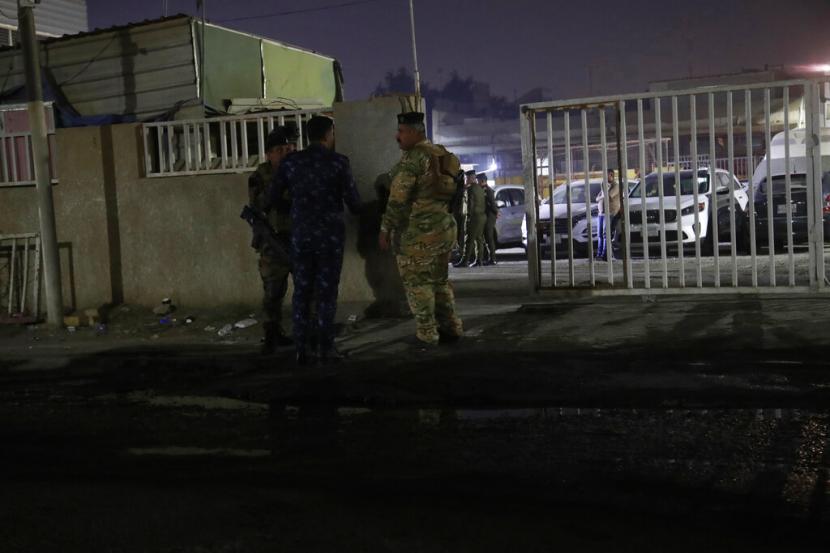 Pasukan keamanan Irak berkumpul di luar kamar mayat Rumah Sakit Sheikh Zayed di Baghdad, Senin, 7 November 2022. Penyerang menembak mati seorang pekerja bantuan Amerika di Baghdad pada hari Senin dalam pembunuhan yang jarang terjadi terhadap orang asing di ibukota Irak dalam beberapa tahun terakhir, dua polisi kata pejabat.