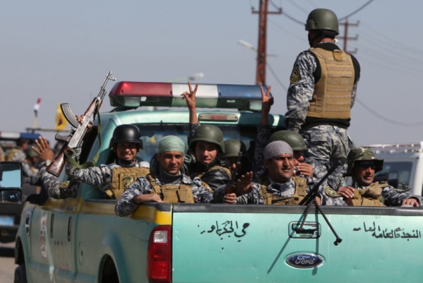 Pasukan keamanan Irak merebut kendali Kota Tikrit.