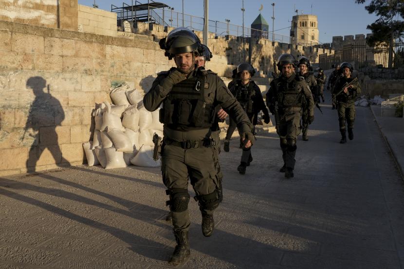 Pasukan keamanan Israel berkumpul selama bentrokan dengan demonstran Palestina di kompleks Masjid Al Aqsa di Kota Tua Yerusalem, Jumat, 15 April 2022. Pasukan Pendudukan Israel Hancurkan Masjid di Qalqilya